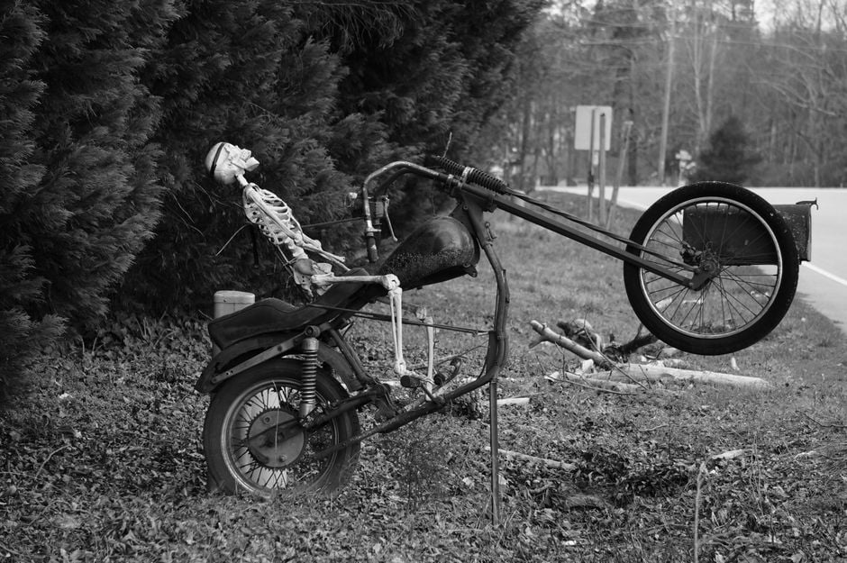 Desvendando o Meme do 'Motociclista Invisível' que Viralizou: Segurança e Humor na Estrada